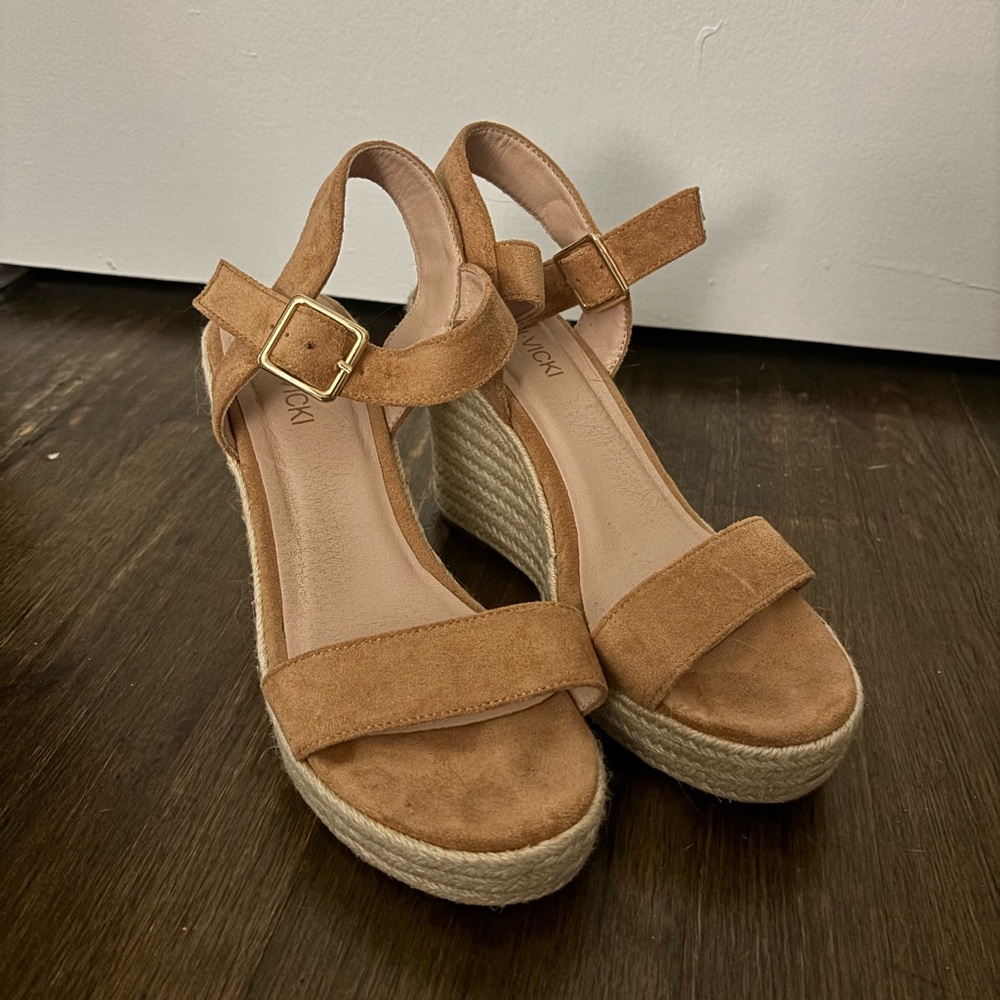 Chic Tan Platform Sandals